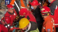 中国救援队参与救出一名土耳其地震男